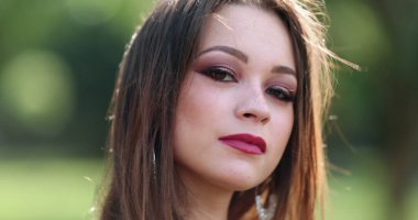 Açık havada 20 'li yaşlarda genç bir kadın portresi.