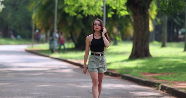 公園の外を歩いている若い女性 美しい千年紀の少女のレジャー屋外日光を楽しんで歩く — ストック写真