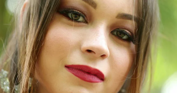 Junge Frau Lächelt Nahaufnahme Millennial Hübsches Mädchen Gesicht Freien — Stockfoto