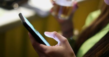 Akıllı telefon aygıtı teknolojisi kullanan kişinin yakın plan görüntüsü