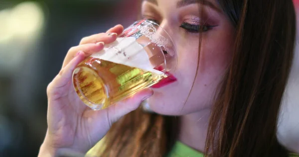 Привлекательная Молодая Женщина Пьет Пиво Смотрит Мобильное Устройство — стоковое фото
