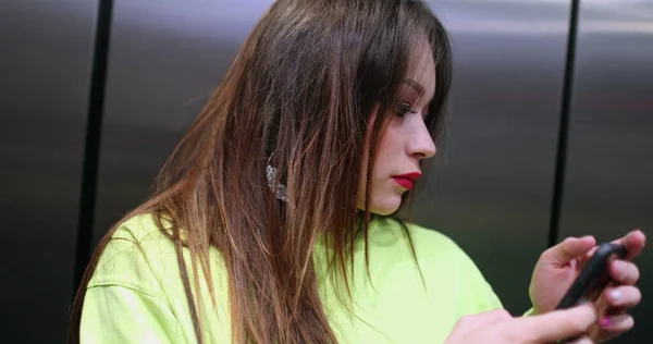 Atractiva Joven Milenaria Tomando Una Foto Misma Frente Ascensor Del — Foto de Stock