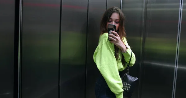 Atraktivní Mladá Tisíciletá Dívka Fotící Před Zrcadlovým Výtahem Mobilem — Stock fotografie