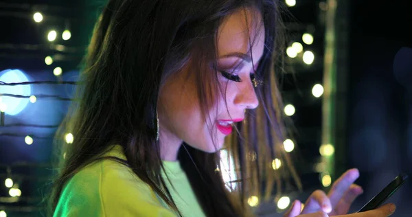 Chica Atractiva Usando Teléfono Celular Por Noche Ciudad —  Fotos de Stock