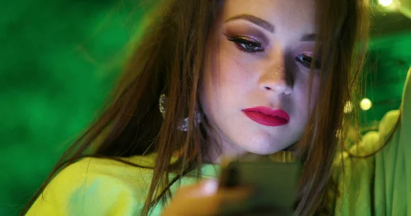 Latina Franca Usando Smartphone Por Noche Hermosa Chica Hispana Mirando —  Fotos de Stock
