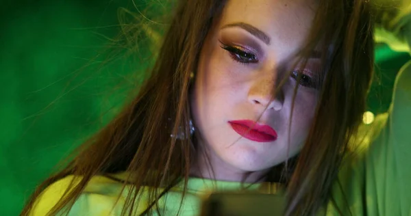 Szczera Latynoska Używająca Smartfona Nocy Piękna Latynoska Dziewczyna Patrząc Ekran — Zdjęcie stockowe