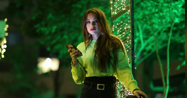 Candid Schöne Mädchen Mit Smartphone Der Nacht Millennial Junge Frau — Stockfoto