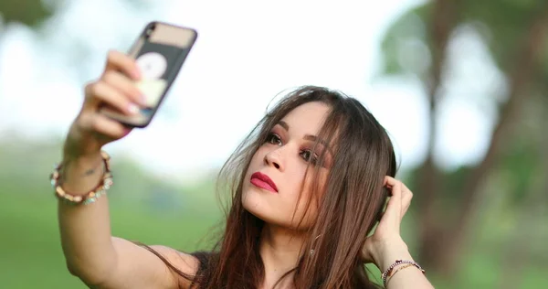 Mulher Bonita Tomando Selfie Mesma Com Telefone Menina Bonita Leva — Fotografia de Stock