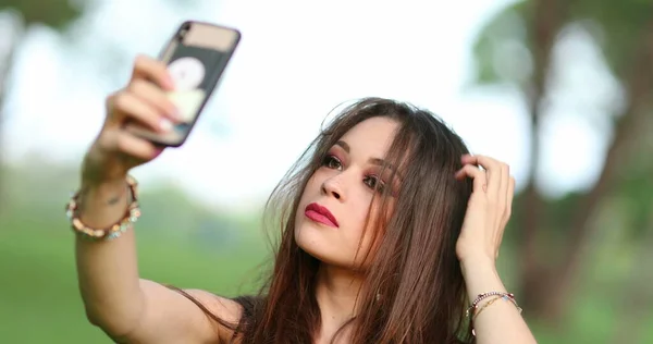 Mulher Bonita Tomando Selfie Mesma Com Telefone Menina Bonita Leva — Fotografia de Stock