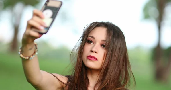 Mulher Bonita Tomando Selfie Mesma Com Telefone Menina Bonita Leva — Fotografia de Stock