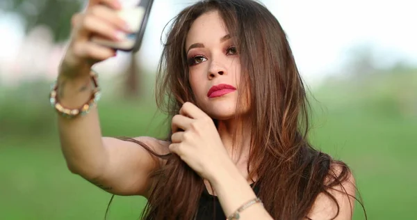Hermosa Joven Tomando Selfie Misma Con Teléfono Chica Bonita Toma — Foto de Stock