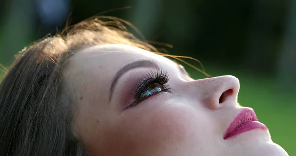 Привлекательная Молодая Женщина Открытыми Глазами Смотрит Небо Надеждой Верой — стоковое фото