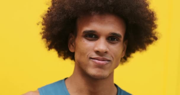 Smiley Black African Man Afro Yellow Background — Vídeo de Stock