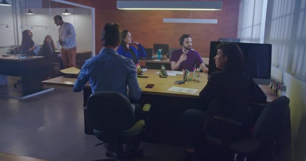 Arbeitsabläufe Büro Kollegen Diskutieren Über Geschäftliche Aufgaben Coworking Office Startup — Stockvideo