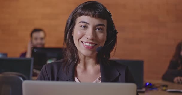 Retrato Una Empleada Hispana Con Auriculares Sonriendo Cámara Cara Primer — Vídeos de Stock