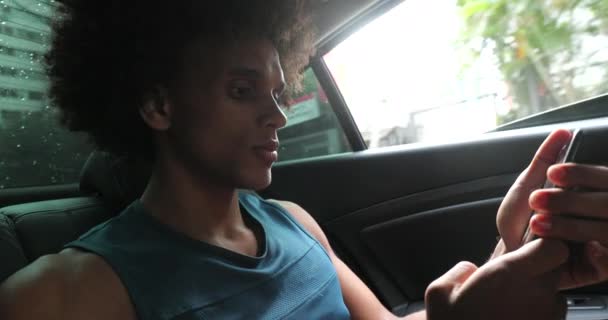 African Black Man Backseat Car Holding Smartphone — Vídeo de stock
