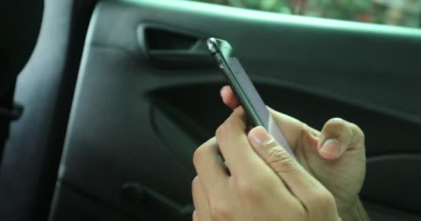 Closeup Young African Black Man Typing Cellphone Device Backseat Car — Vídeo de Stock