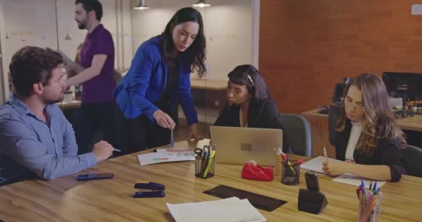 Üst Düzey Kadın Yöneticiler Bilgisayar Ekranına Işaret Eden Genç Kadın — Stok video