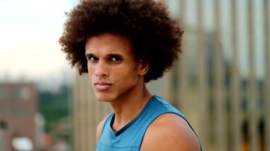 siyah yakışıklı genç