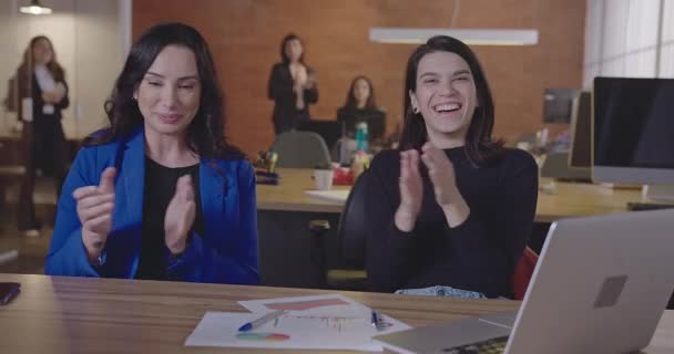 Grupo Trabajadores Oficina Aplaudiendo Sonriendo Gente Feliz Celebrando Éxito Lugar — Vídeos de Stock