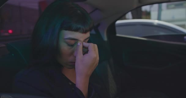Young Woman Car Backseat Stuck Traffic Night Commuting Work Anxious — Vídeo de stock