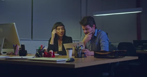 Сфокусовані Два Співробітники Які Сидять Офісі Пізно Вночі Відчувають Тиск — стокове відео