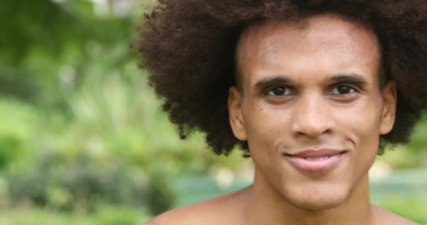 Портрет Привлекательного Красивого Молодого Чернокожего Африканца Улыбающегося — стоковое видео