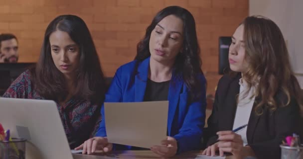 Mujeres Discutiendo Trabajo Frente Computadora Portátil Lugar Trabajo Corporativo Líder — Vídeos de Stock