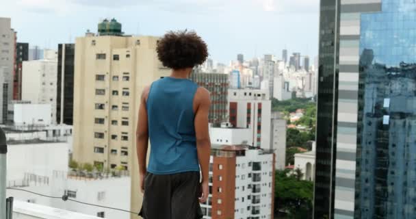 Sportive Young African Man Overlooking City View Top Rooftop Building — Vídeo de Stock