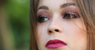 Düşünceli kız yüzü düşünme. Düşünceli genç milenyum kadın portresi