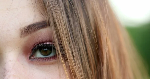 Menina Pensativa Meditativa Abrindo Fechando Pensamento Olho Macro Closeup Olhos — Fotografia de Stock