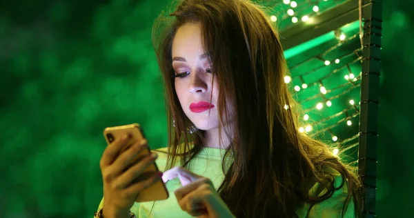 Chica Morena Bonita Hispana Usando Teléfono Celular Por Noche Ciudad —  Fotos de Stock
