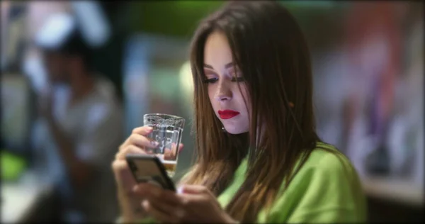 Linda Chica Bonita Usando Dispositivo Teléfono Celular Vida Nocturna Mientras —  Fotos de Stock