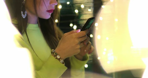 Escena Ensueño Una Chica Usando Dispositivo Teléfono Celular Por Noche — Foto de Stock