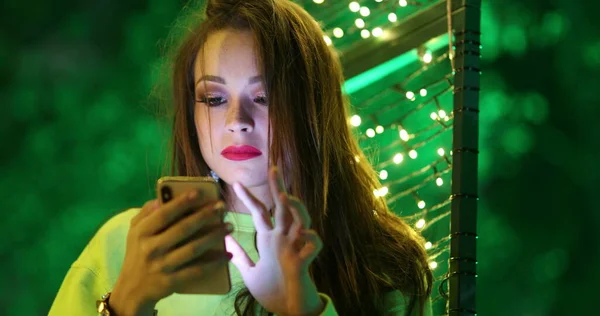 Hispanic Mooie Brunette Meisje Met Behulp Van Haar Mobiele Telefoon — Stockfoto