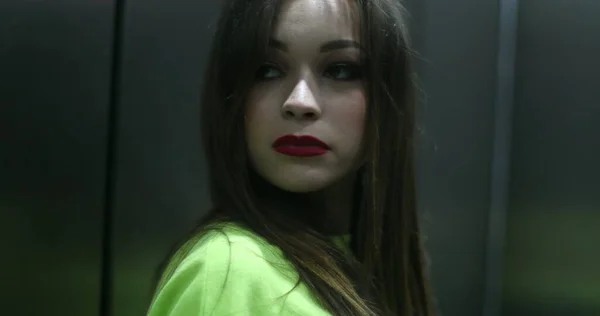 Aranyos Latin Lány Ellenőrzi Magát Előtt Lift Tükör Beállítása Haj — Stock Fotó