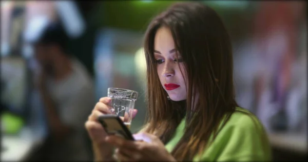 Linda Chica Bonita Usando Dispositivo Teléfono Celular Vida Nocturna Mientras — Foto de Stock