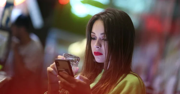 Linda Mujer Joven Bebiendo Cerveza Mientras Usa Teléfono Inteligente —  Fotos de Stock