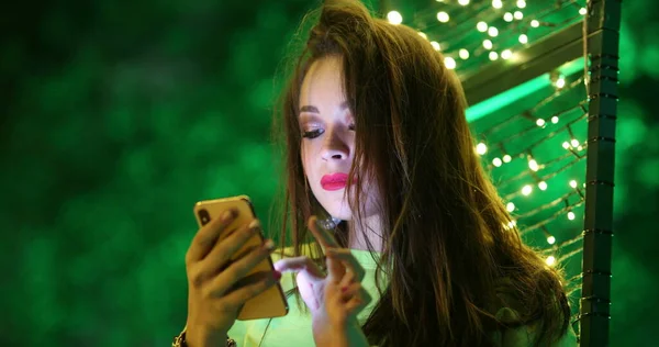 Chica Morena Bonita Hispana Usando Teléfono Celular Por Noche Ciudad —  Fotos de Stock