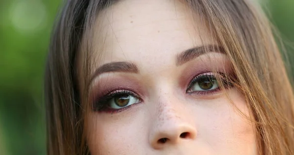 Contemplativa Menina Rosto Pensando Pensivo Jovem Milenar Retrato Mulher — Fotografia de Stock