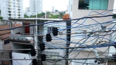 dağınık elektrik kabloları direğe bağlı.