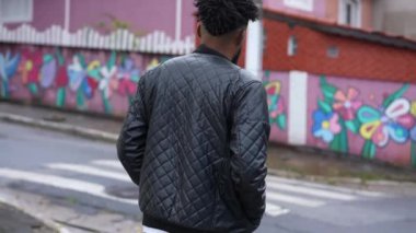 Sokakta yürüyen düşünceli bir Afrikalı.