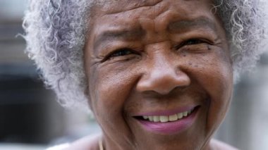 Mutlu bir Brezilyalı kadın portresi. Gülümseyen yakın plan.