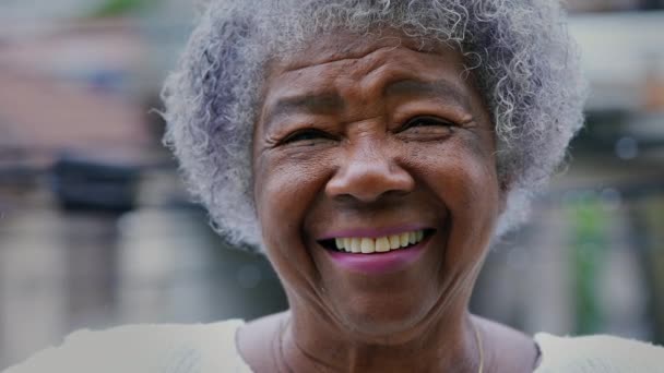 Happy Senior Woman 80S Smiling Portrait Face Standing Drizzle — ストック動画