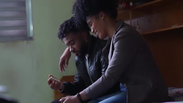 Candid Ζευγάρι Κάθονται Μαζί Στην Κρεβατοκάμαρα Κοιτάζοντας Συσκευή Smartphone — Αρχείο Βίντεο