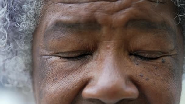 Black Older Woman Closing Eyes Meditation Macro Eyes Closeup — Video Stock