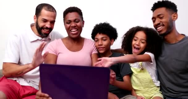 Família Negra Acenando Olá Adeus Parente Videoconferência — Vídeo de Stock