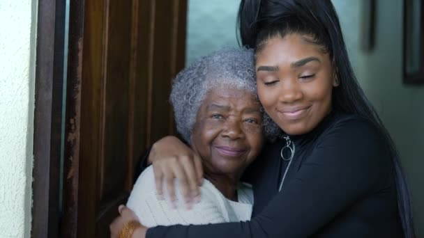 Vnučka Objímající Starší Babičku Autentickou Rodinnou Lásku Objetí — Stock video