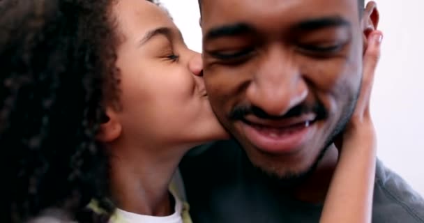 Nettes Kleines Mädchen Küsst Älteren Bruder Auf Die Wange Gemischte — Stockvideo