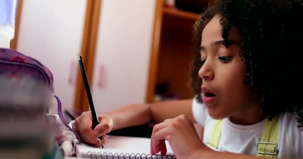 Маленька Школярка Вчиться Вдома Писати Нотатки Чорна Змішана Раса Етнічність — стокове відео